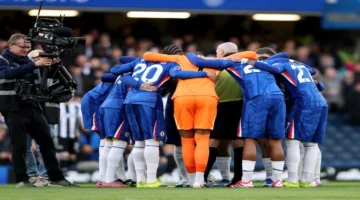 تصرف مثير للجدل من لاعبي تشيلسي تجاه الحكم قبل مواجهة نيوكاسل